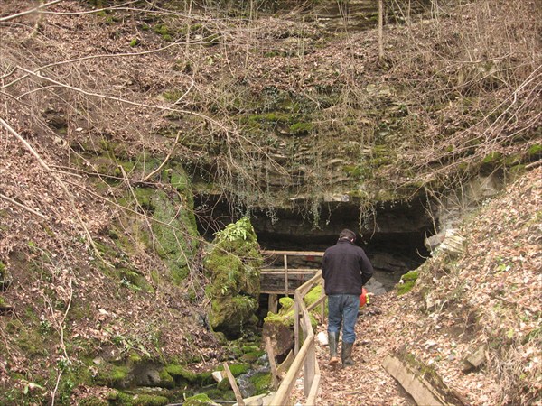 Вход в п.Красноалександровская или пещера Ведьм