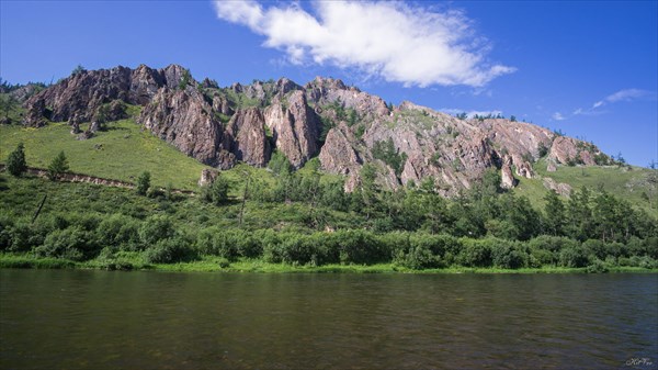 Белый Июс перед пещерой Ящик Пандоры