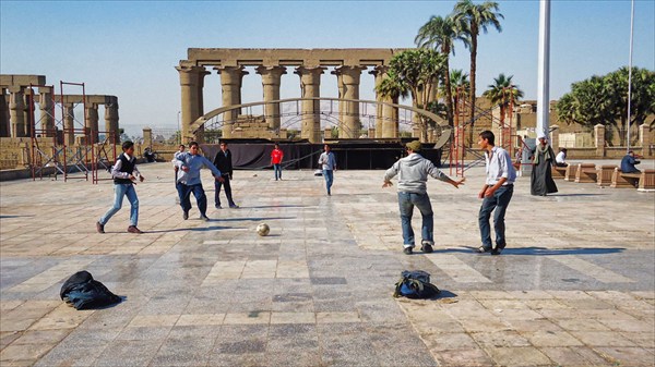 Футбол у храма богов Амона в Луксоре