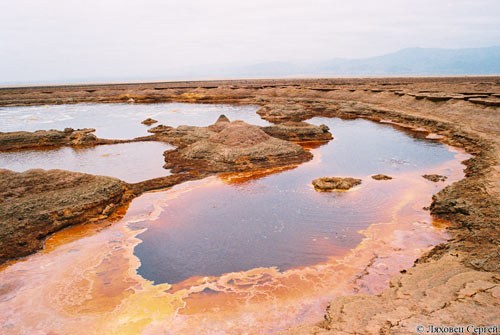Озеро сырой нефти в пустыне Данакиль
