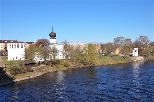 Псков - вид с Ольгинского моста на гостиницу Ольгинская