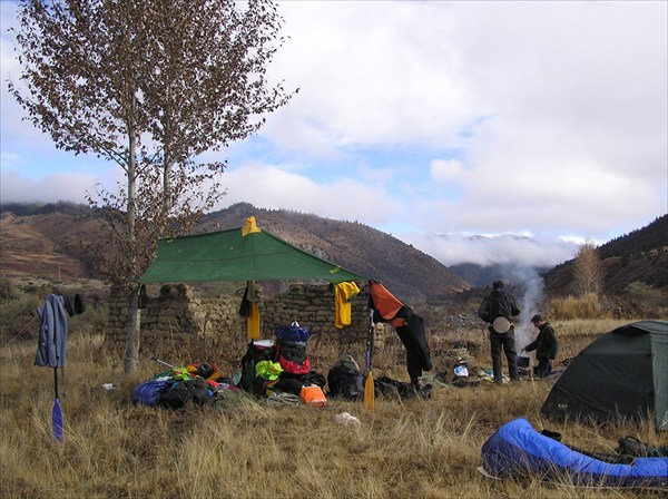Лагерь рядом с развалинами тибетского дома