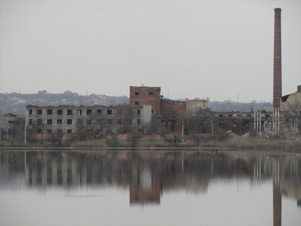 Разрушенный завод на Вейсовом озере