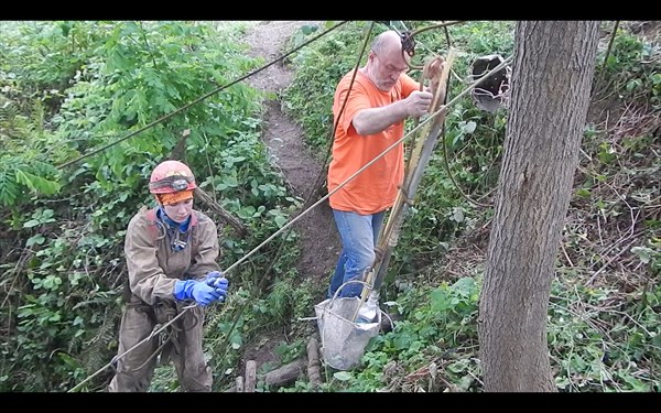 Оля спешит попробовать себя в роли арматурщика