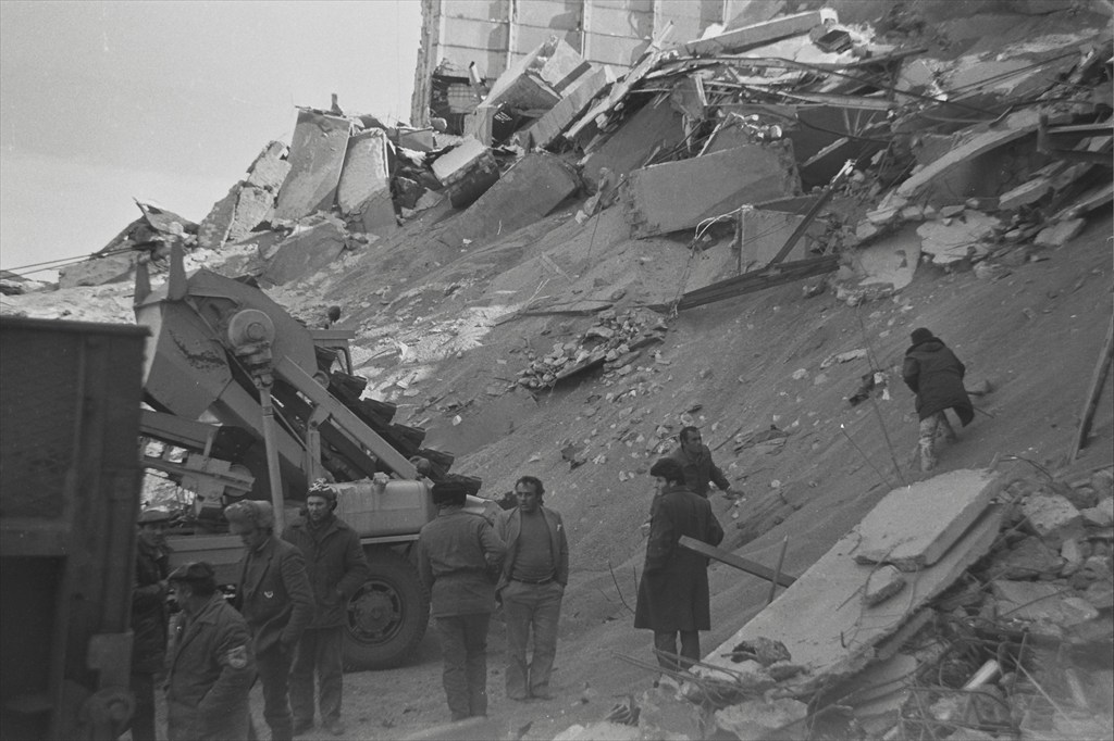 В каком году было сильное землетрясение. Землетрясение в Армении в 1988. Спитак землетрясение 1988. Ленинакан землетрясение 1988.