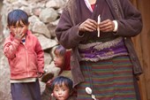 Женщина в традиционной тибетской одежде. Upper Tsum