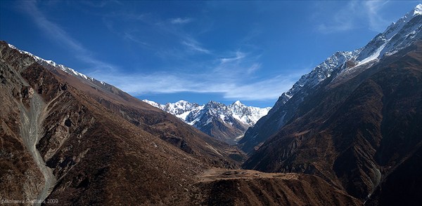 Вид с крыши монастыря Mu Gompa на горный массив Thaya Himal