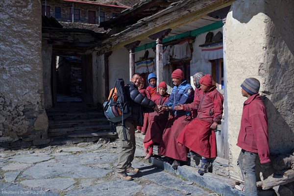 Денди Шерпа и послушники монастыря Mu Gompa, Upper Tsum