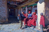 Денди Шерпа и послушники монастыря Mu Gompa, Upper Tsum