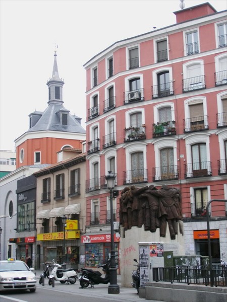 Улица, где мы жили в Мадриде, около вокзала