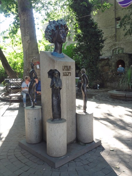 Памятник Софико Чиаурели