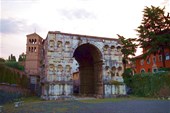 Арка Януса (Arco di Giano) и колокольня  San Giorgio al Velabro