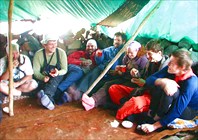 пьем чай в курдском лагере