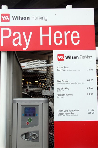 Пример цен и автомата по оплате на парковке в Веллингтоне