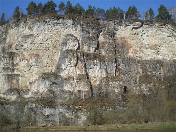 На противоположном берегу скалы со ступеньками