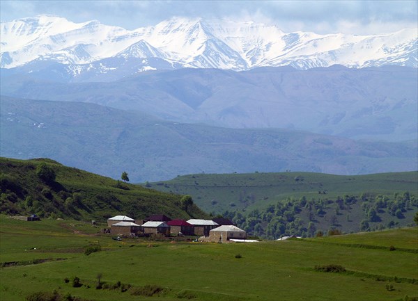 Вид на пики Кавказского хребта с перевала
