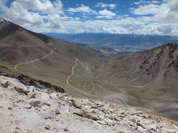 Вид на долину Инда и Ле с подъема на перевал Khardung La