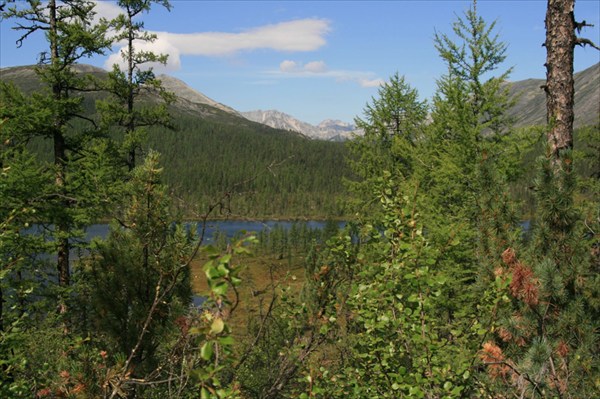 Фото 33. Вид с тропы на озеро Илогирь