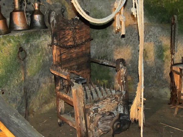 Пыточный стул в замке Кост