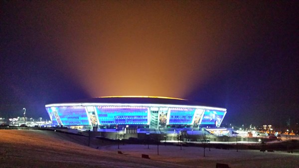 на фото: Донбасс-арена ночью