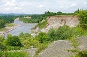 Река Белая размыла берег. Дорога идет в обход.