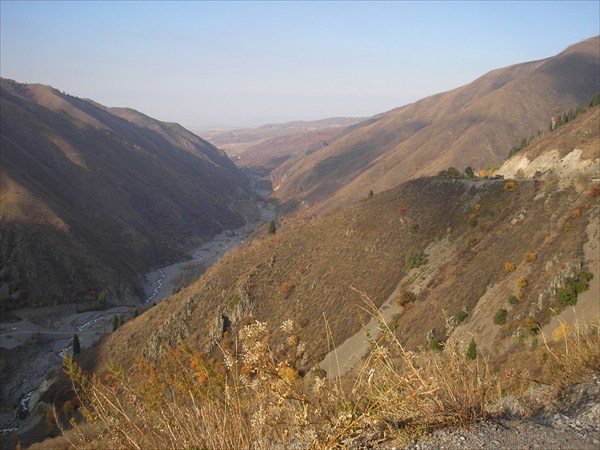 Река Иссык в Иссыкском ущелье после выхода из озера.