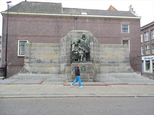 Памятник Яну и Корнелиусу де Виттам, убитым в Гааге в 1674 г
