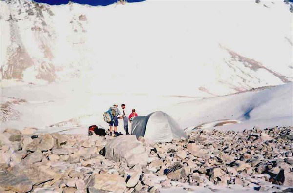 Лагерь на леднике в Среднем Каскелене