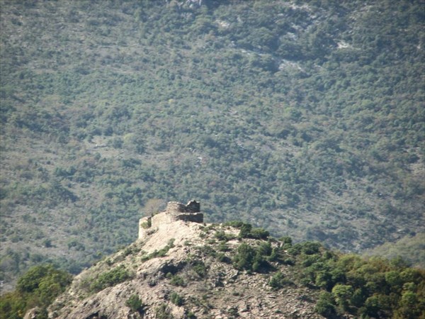 Крепость Црны Крш. Вид с дороги от Бара к перевалу Суторман.