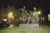 Памятник у станции