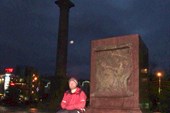 У стелы `Дмитров - город воинской славы`