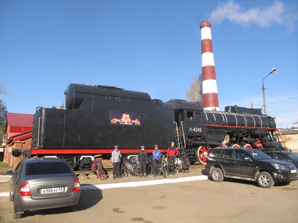 В Бологом у паровоза-памятника