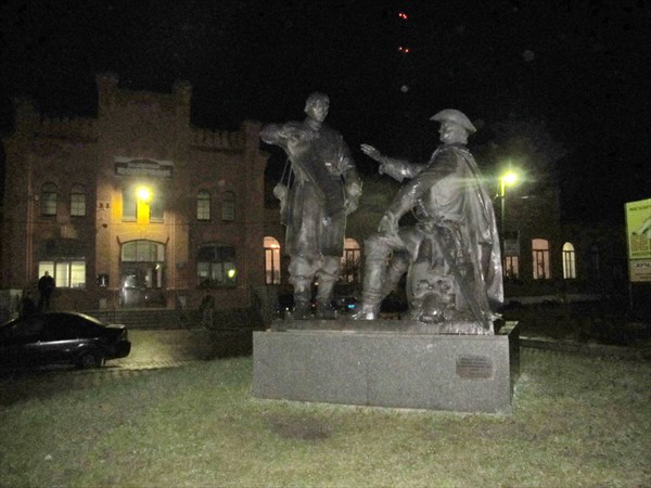 Памятник у станции