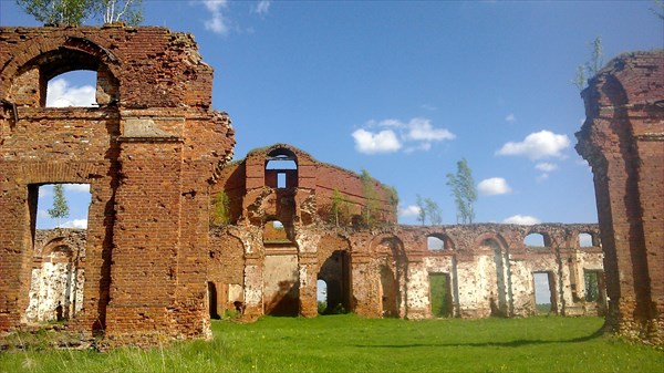 Руины казарм в Селищах