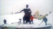 Таня и Витя у памятника Юрию Долгорукому