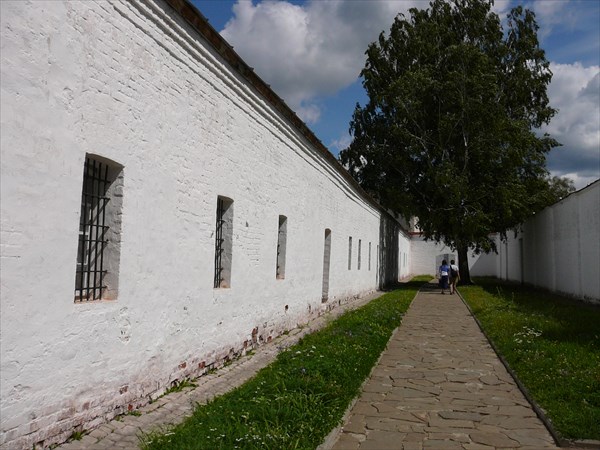 Стена монастырской тюрьмы