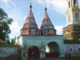 Въезд в Ризоположенский монастырь