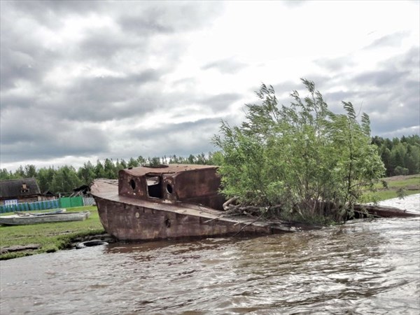 Старый катер.