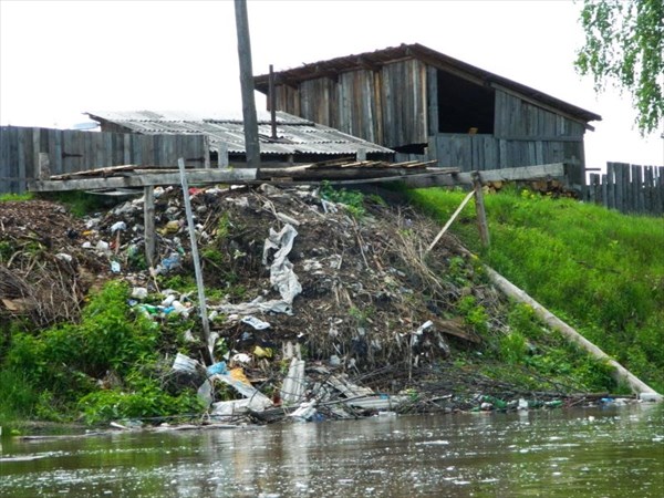 Мусор сбрасывают прямо в реку.