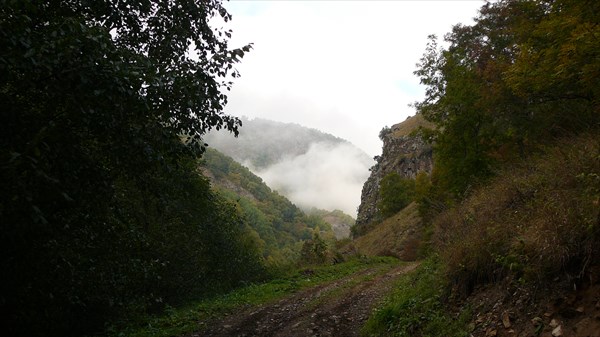 Утренние облака в ущелье