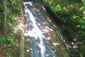 Один из многочисленных водопадов