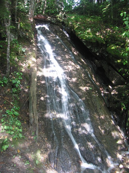 Один из многочисленных водопадов