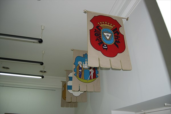 Внутри здания