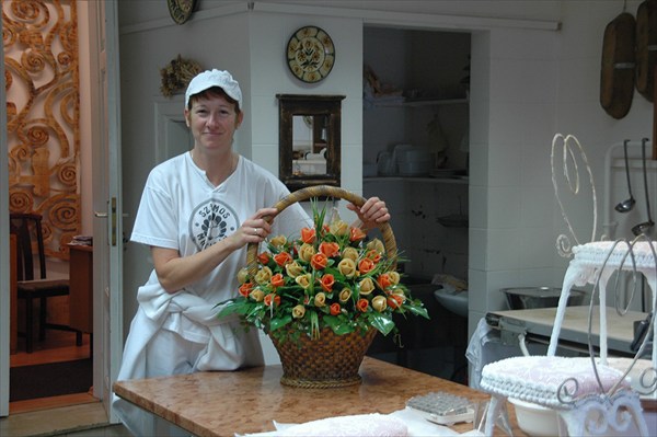 Мастерица с корзиной цветов из марципана