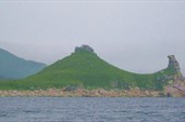 Остров Коврижка. На склонах морошка, на верхушке гнездо орланов.