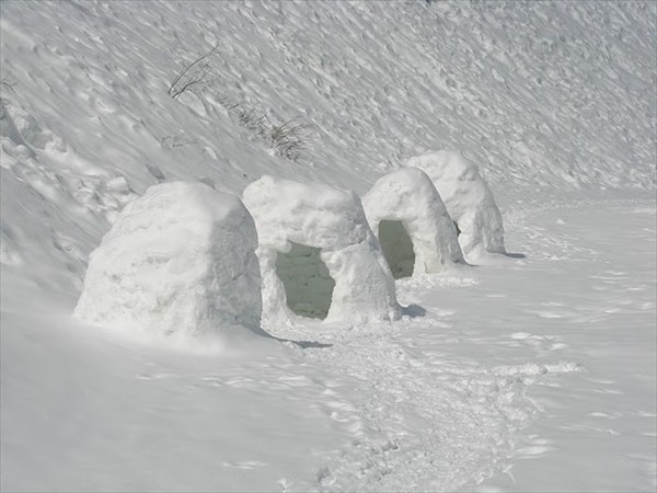 4 снежных домика
