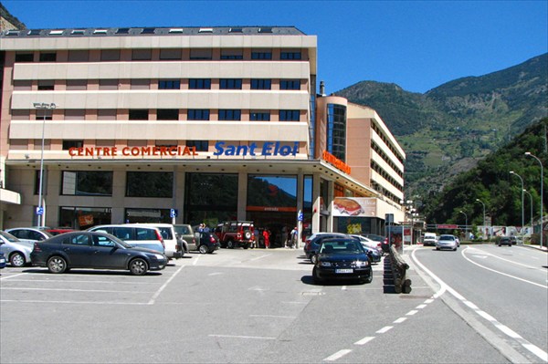 Торговый центр на въезде в столицу Андорры