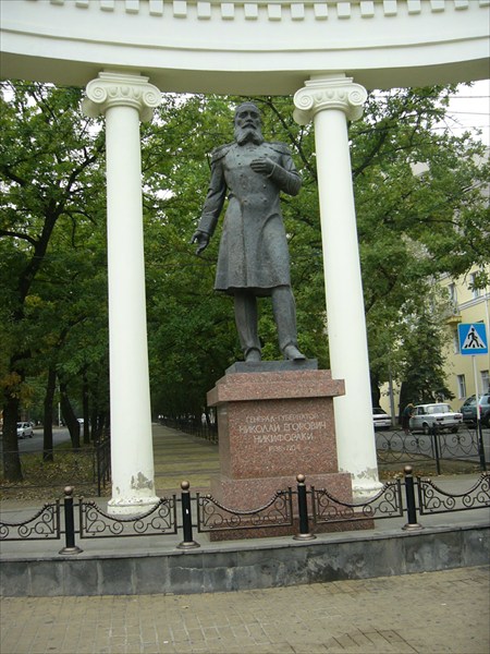 Памятник Н,Е Никифораки