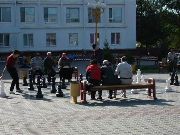 Местные жители играют в шахматы