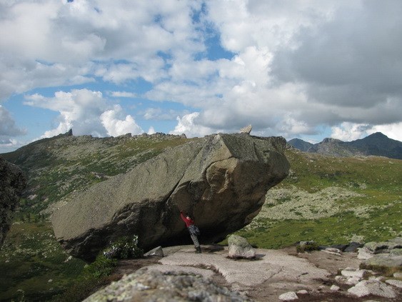 Висячий камень